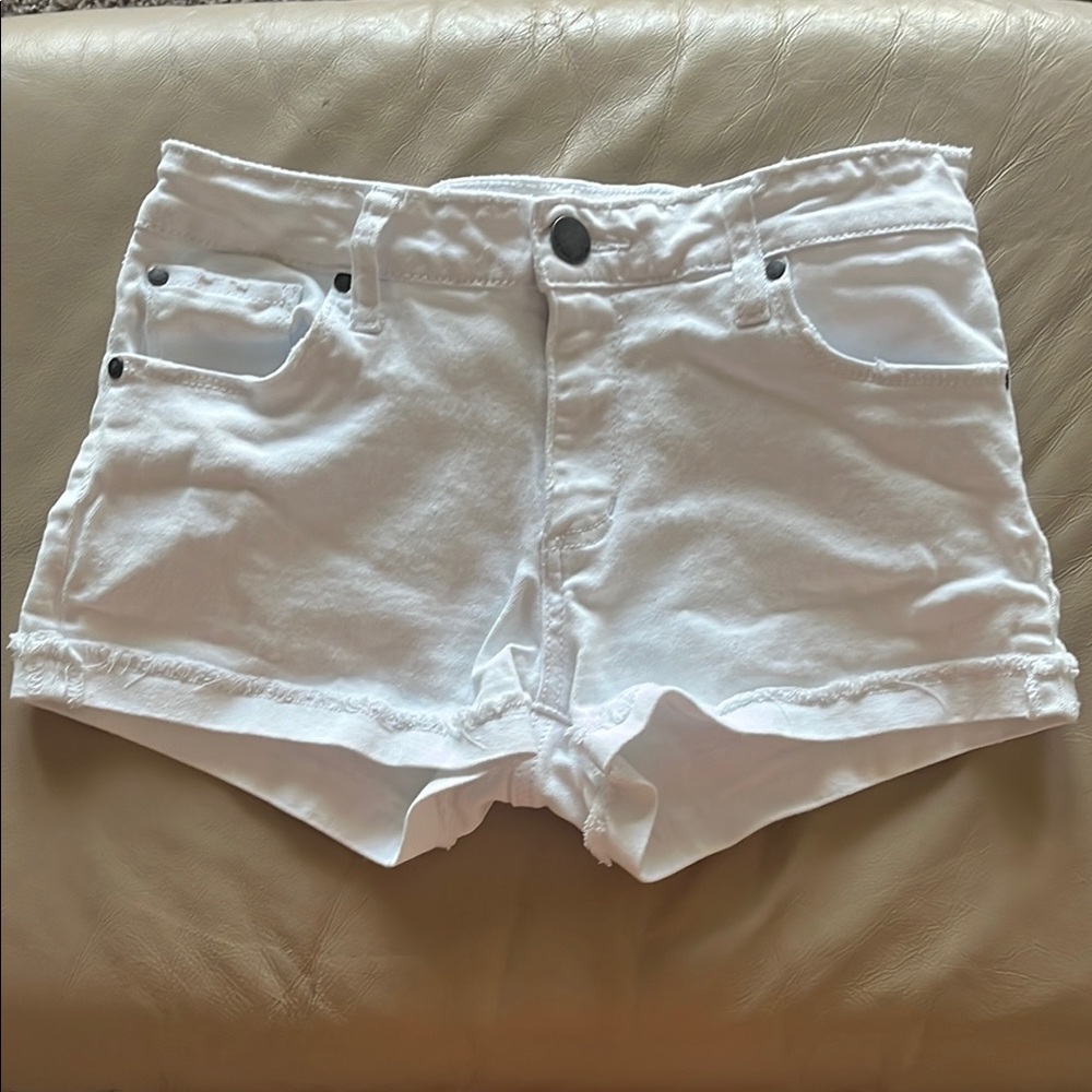 White Jean Shorts with Frayed Hem and Slim Fit
